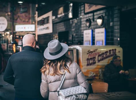 付き合う 英語|交際する意味の「付き合う」は英語で何て言う？ 恋。